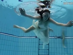 Sexy underwater swimming video with babe