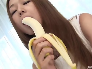 Cute teen Sakura Hirota gobbles a big fleshy bananna