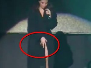 Laura Pausini had no panties
