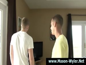 Muscley pornstar hunk Mason Wyler
