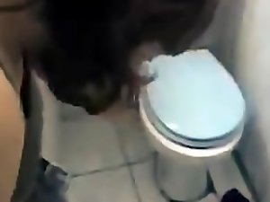 Cock sucking auf der Toilette