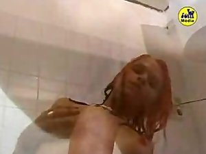 Nikki Hungarian lassie masturbating in the tub
