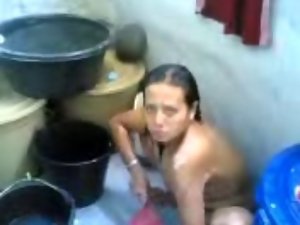 indonesian- cewe sedang mandi dirakam oleh teman