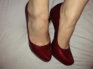 Cumming on her red high heels