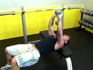 Muscley gay hunk works out