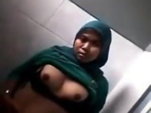 Indonesian Hijbi Mommy Getting off